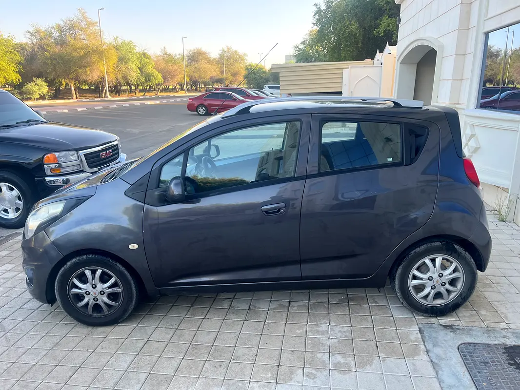 Chevrolet Spark 2015 — photo 1 of 8