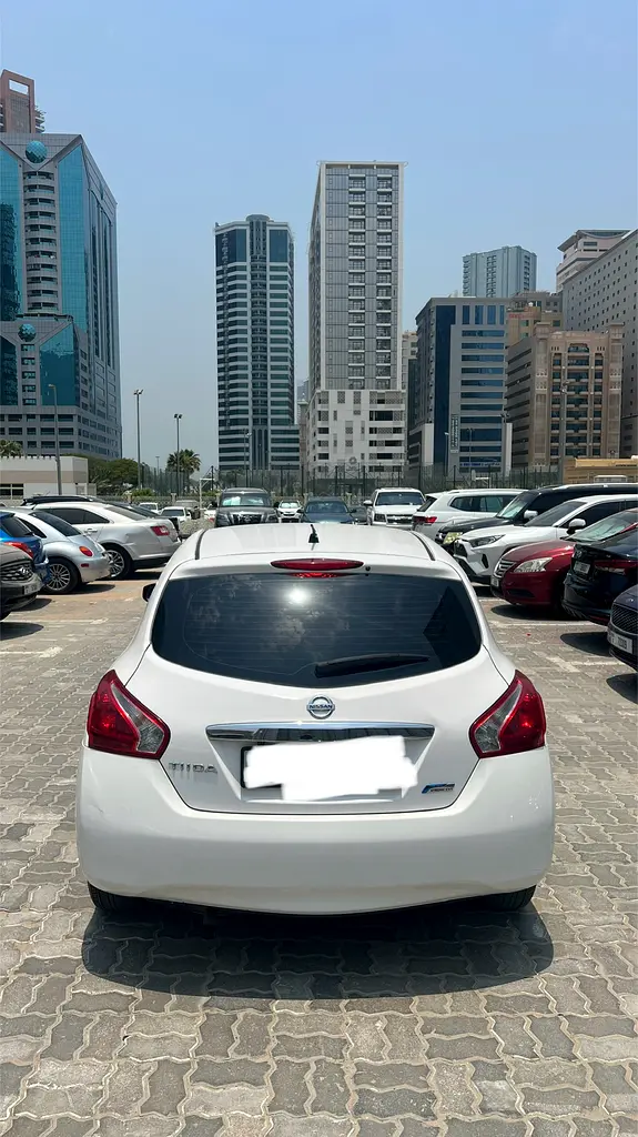 Nissan Tiida 2016 — photo 1 of 9