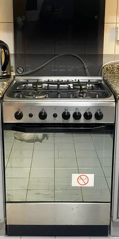 Freestanding Indesit 4-burner Gas Cooker with Oven and Griller - Stainless Steel
