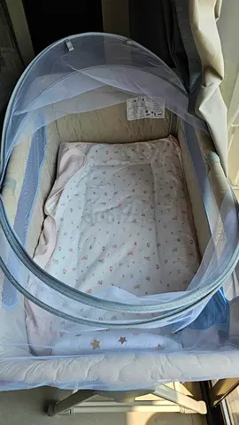 Lightweight portable baby bassinet with mosquito net