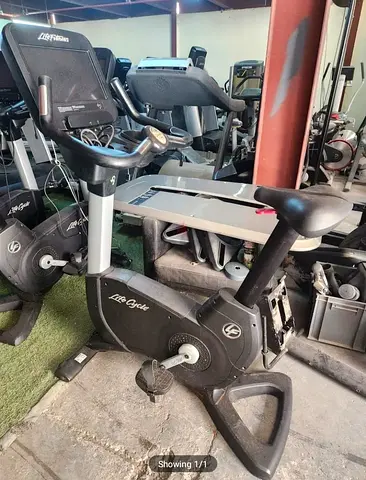Life Fitness Discover SE Upright Bike