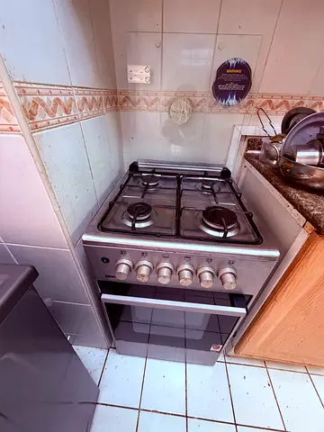 Compact freestanding gas oven with 4 burners - good working condition
