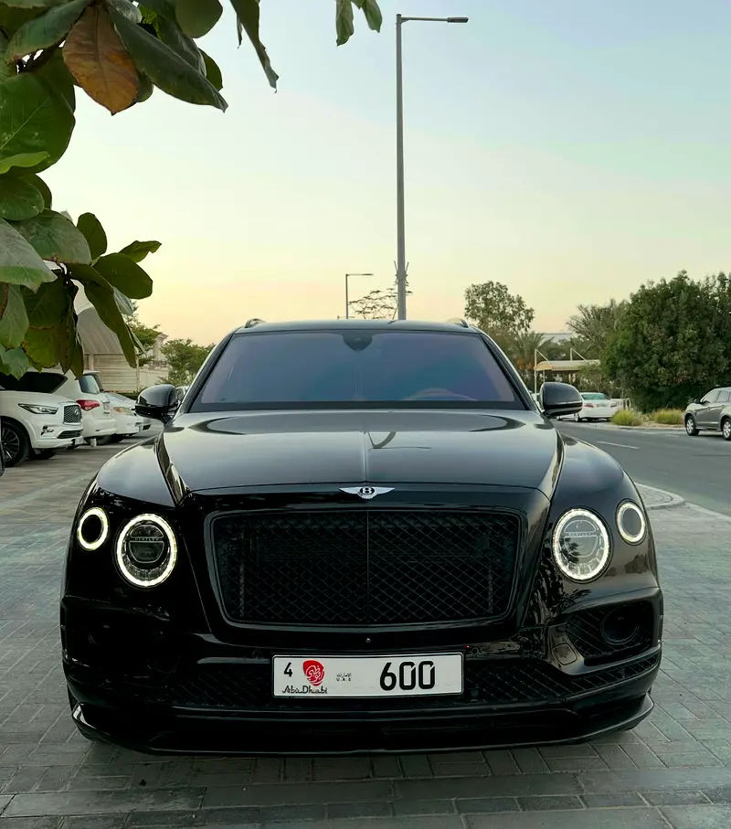 Bentley Bentayga 2017 — photo 1 of 11