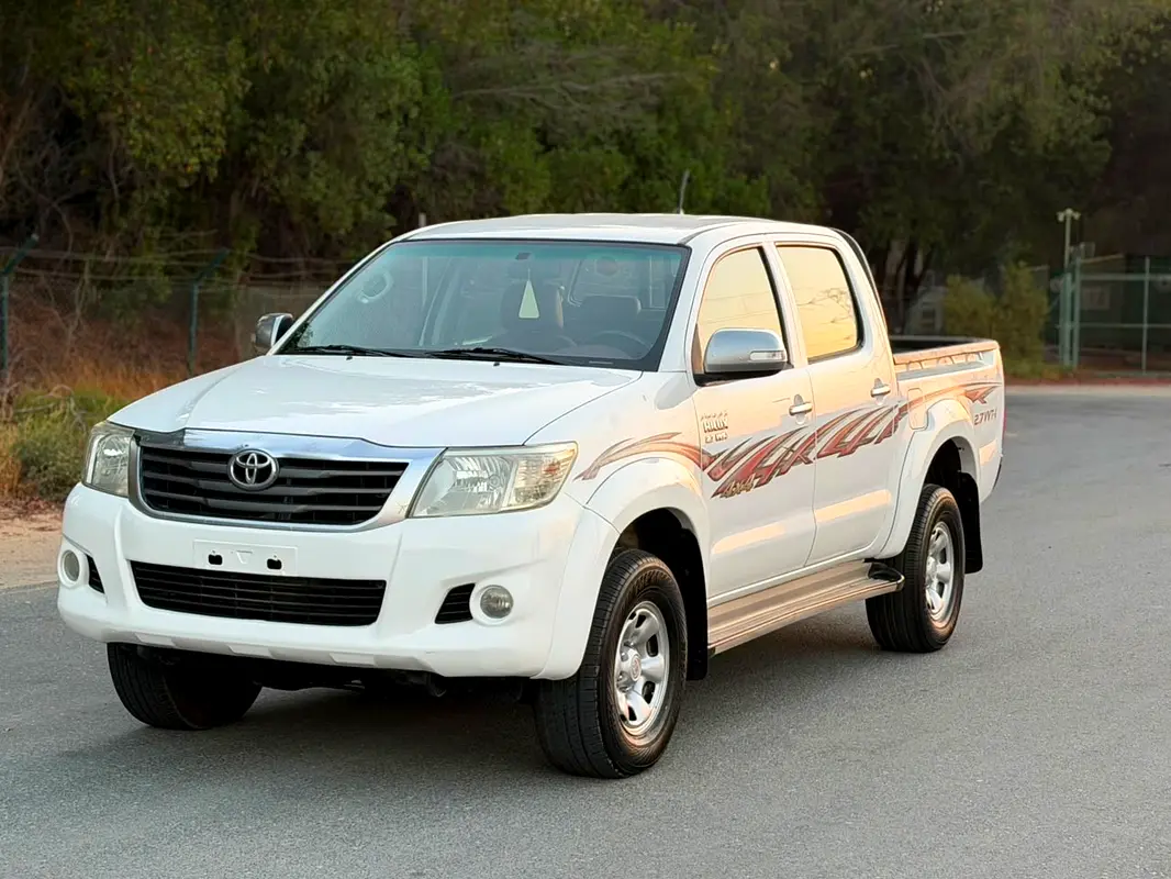 Toyota Hilux 2014 — photo 1 of 11