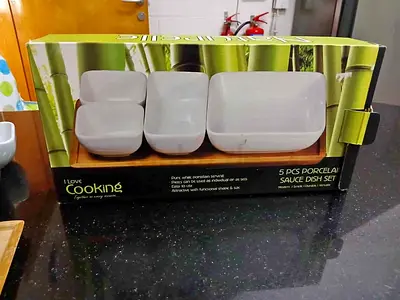 Serving set - 5 pieces porcelaine with wooden tray