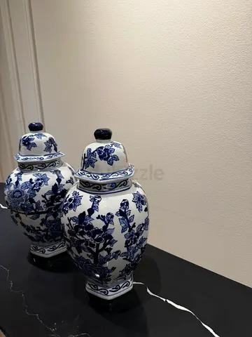 Pair of blue and white porcelain ginger jars with lids - vintage style
