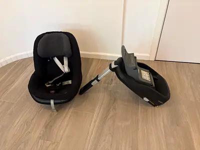 Maxicosi - Infant car seat with ISOFIX base — used, good condition