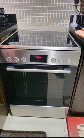 Bosch freestanding electric range with ceramic hob and oven - good condition