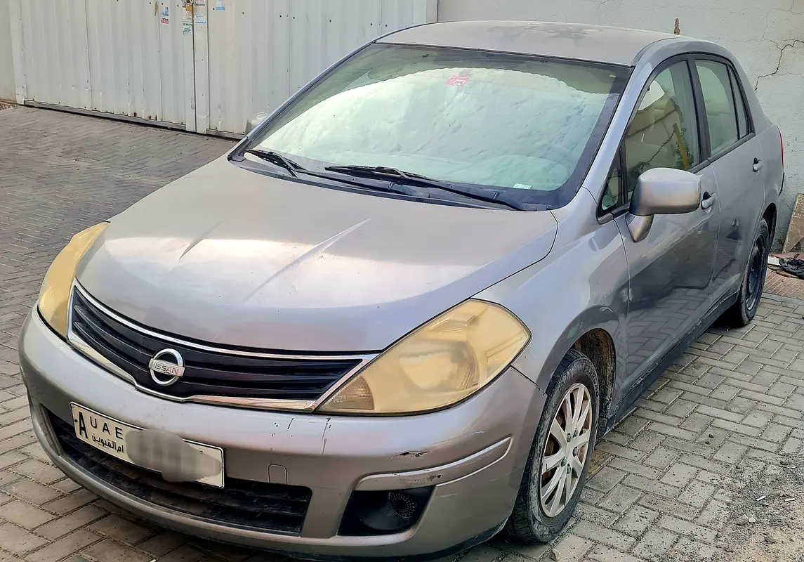 Nissan Tiida 2011 — photo 1 of 5