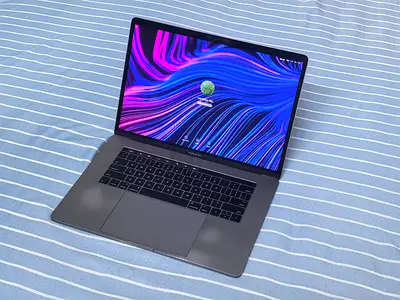 MacBook Pro 15 (touch bar) Core i7 16gb 512gb with graphics - Apple