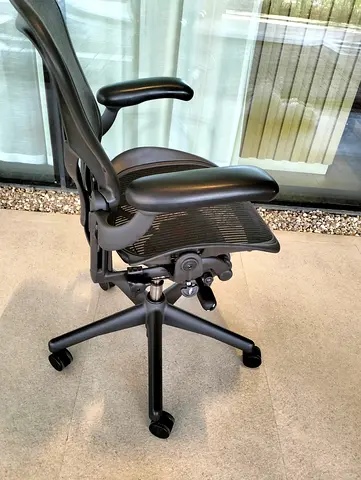 Herman Miller Aeron chair size B fully loaded