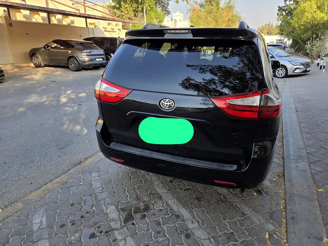 Toyota Sienna 2015 — photo 1 of 12