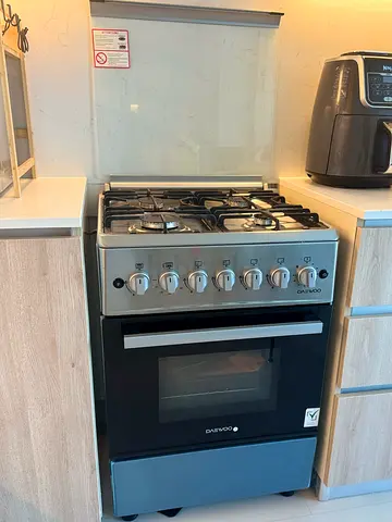 Daewoo freestanding 4-burner gas hob with glass top