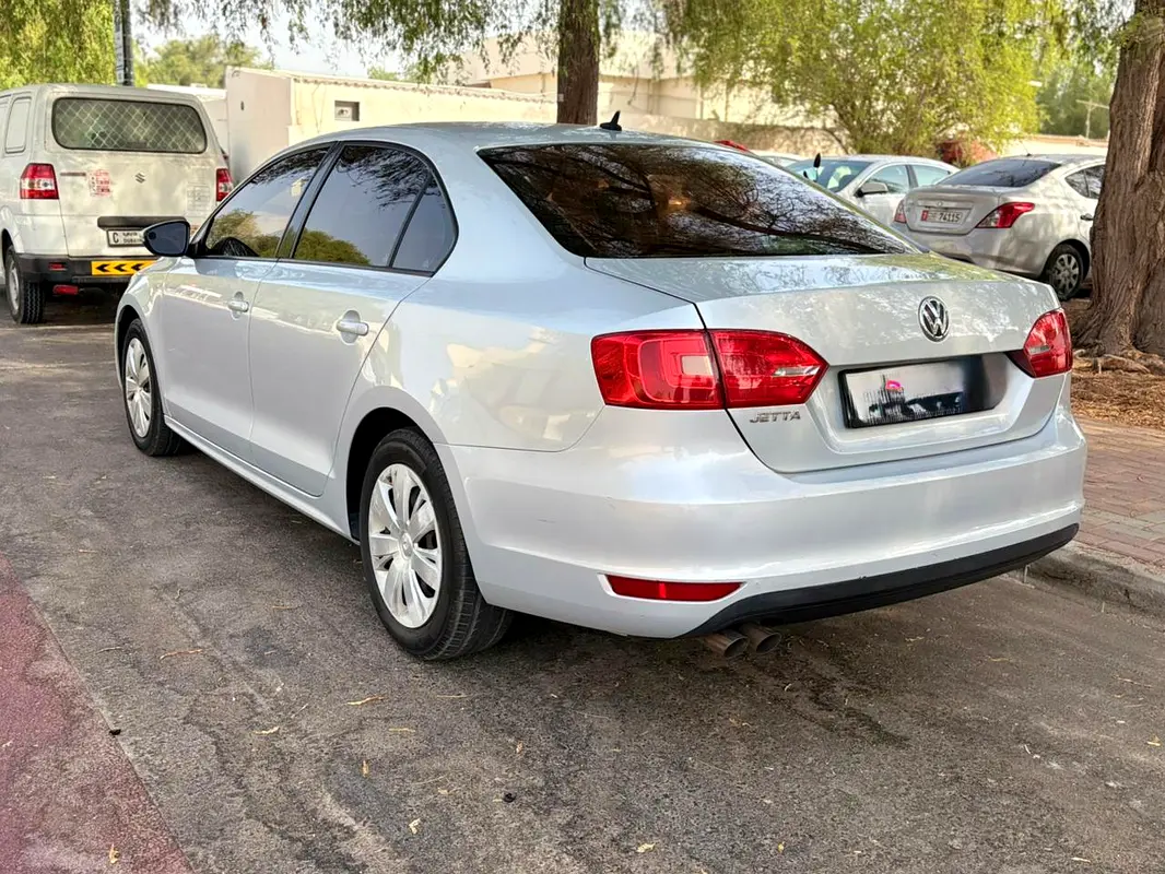 Volkswagen Jetta 2012 — photo 1 of 4