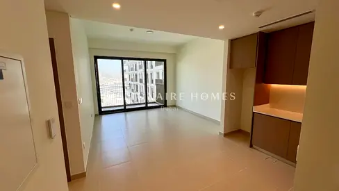 Pool and Mall View | 4 cheques |