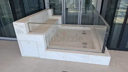 Built-in Swiming Pool/Jacuzzi / Small Hot Tub - White Tile, Glass Panel