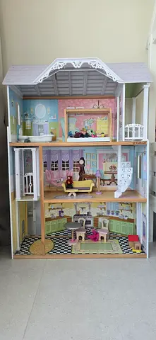 DOLL HOUSE
