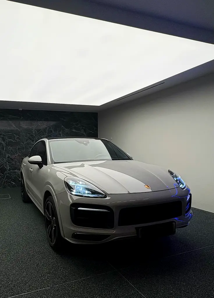 Porsche Cayenne 2023 — photo 1 of 7