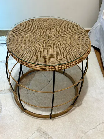 Round rattan wicker coffee/side table with glass top