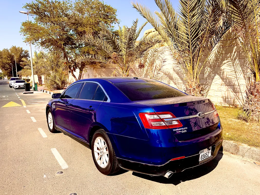 Ford Taurus 2013 — photo 1 of 4