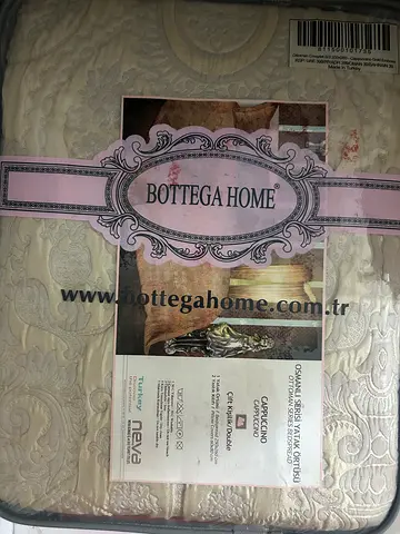 Bottega Home Bed cover with matching pillow covers NEW
