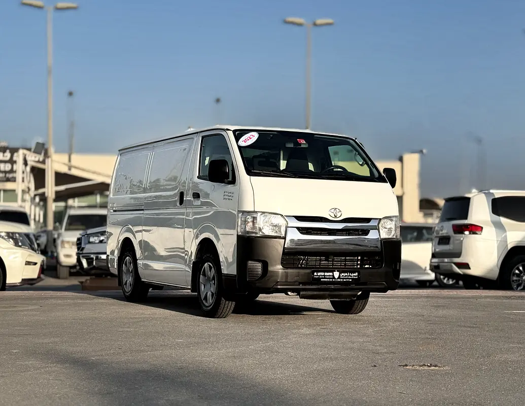 Toyota Hiace 2023 — photo 1 of 14