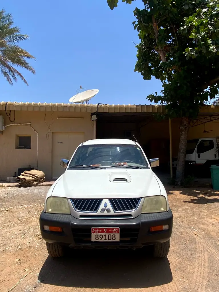 Mitsubishi L200 2005 — photo 1 of 7