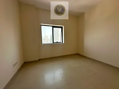 شقة غرفتين وصالة للايجار السنوي في النهدة إطلالة بحرية على ممزر دبي مع بلكونة وموقف سيارات وجيم ومسبح