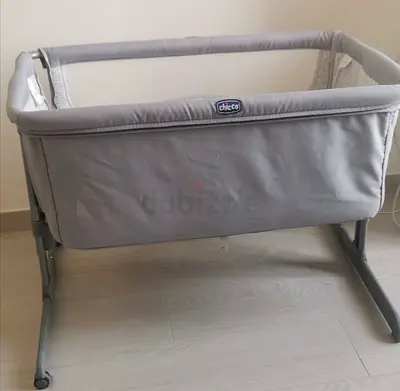 Chicco bedside bassinet / co-sleeper - light grey