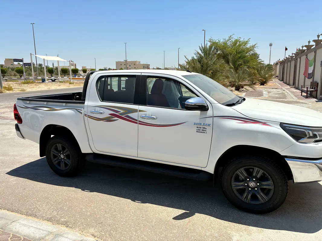 Toyota Hilux 2025 — photo 1 of 9