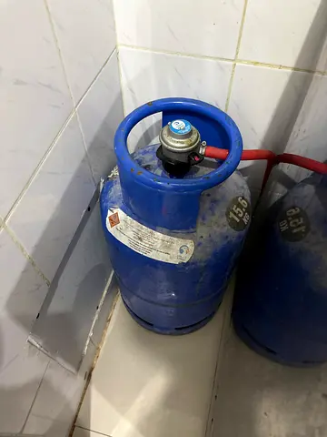 Full small gas cylinder with regulator