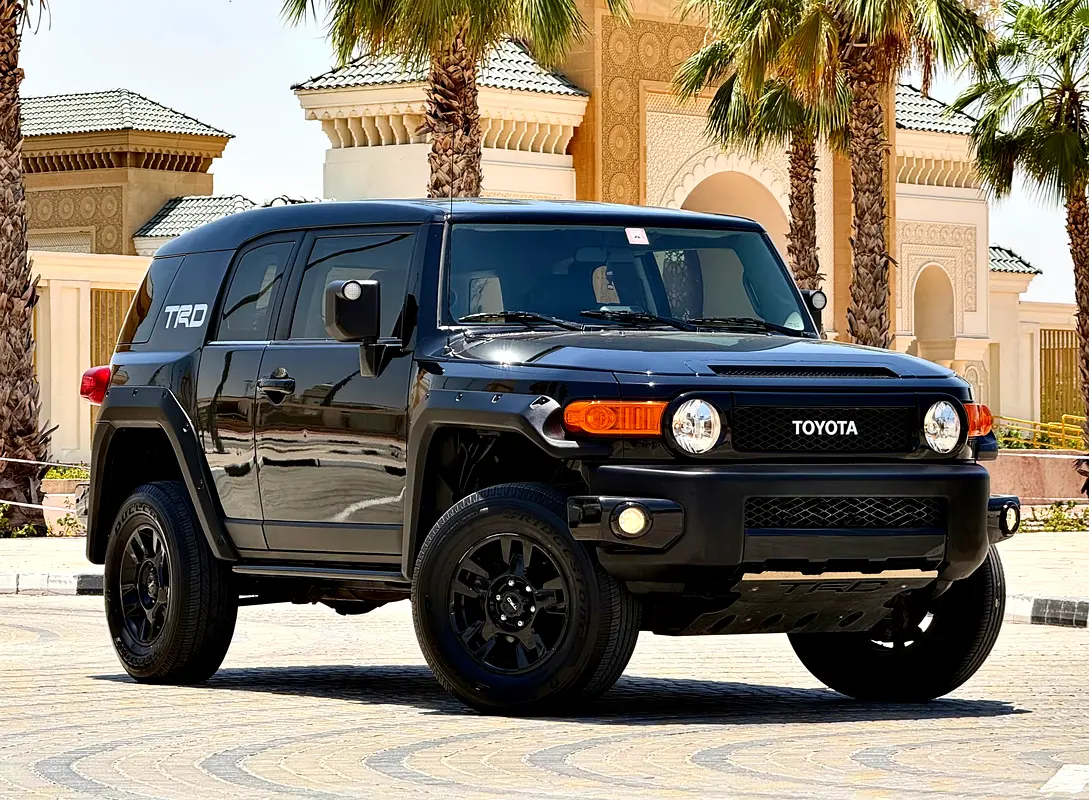 Toyota FJ Cruiser 2015 — photo 1 of 18
