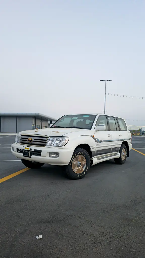 Toyota Land Cruiser 2006 — photo 1 of 16