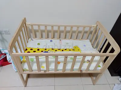 Wooden Baby Crib with Giraffe Pattern Mattress