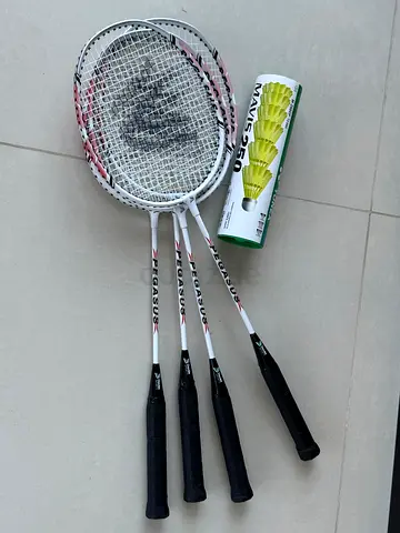 Set of 4 Pegasus badminton rackets with tube of Yonex Mavis shuttlecocks