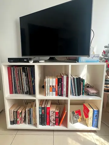 White 6-Cube TV Stand / Bookshelf Storage Unit