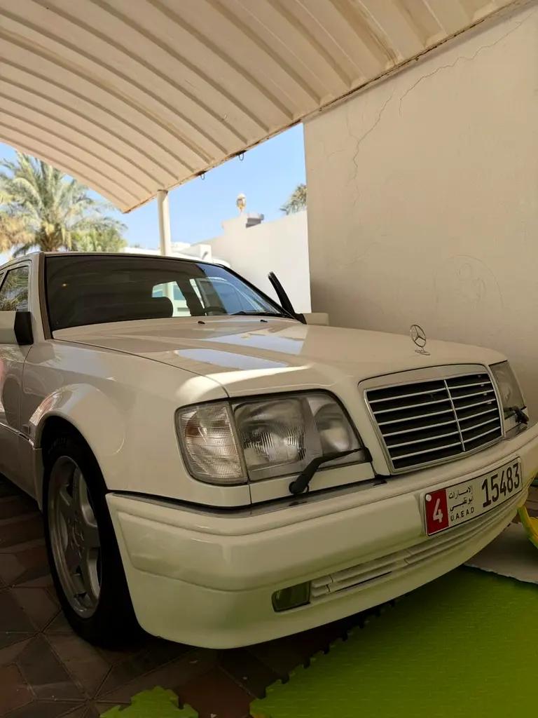 Mercedes-Benz E-Class 1992 — photo 1 of 20