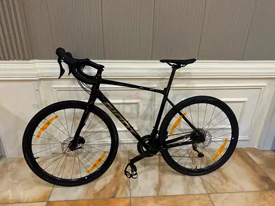 Giant Road/Gravel Bike - Lightweight Black Frame, Disc Brakes