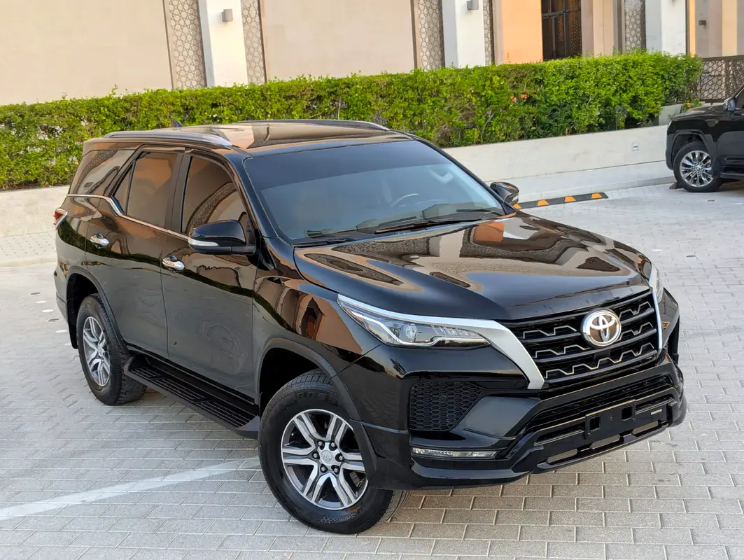 Toyota Fortuner 2017 — photo 1 of 19