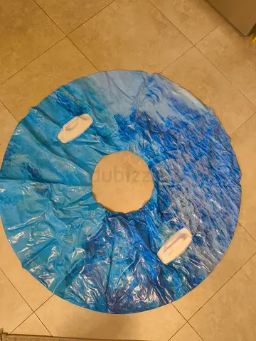 Round inflatable swim ring / pool float with handles