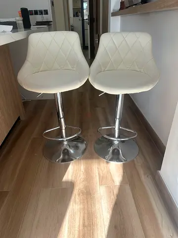 Set of 2 off-white adjustable bar stools with chrome base