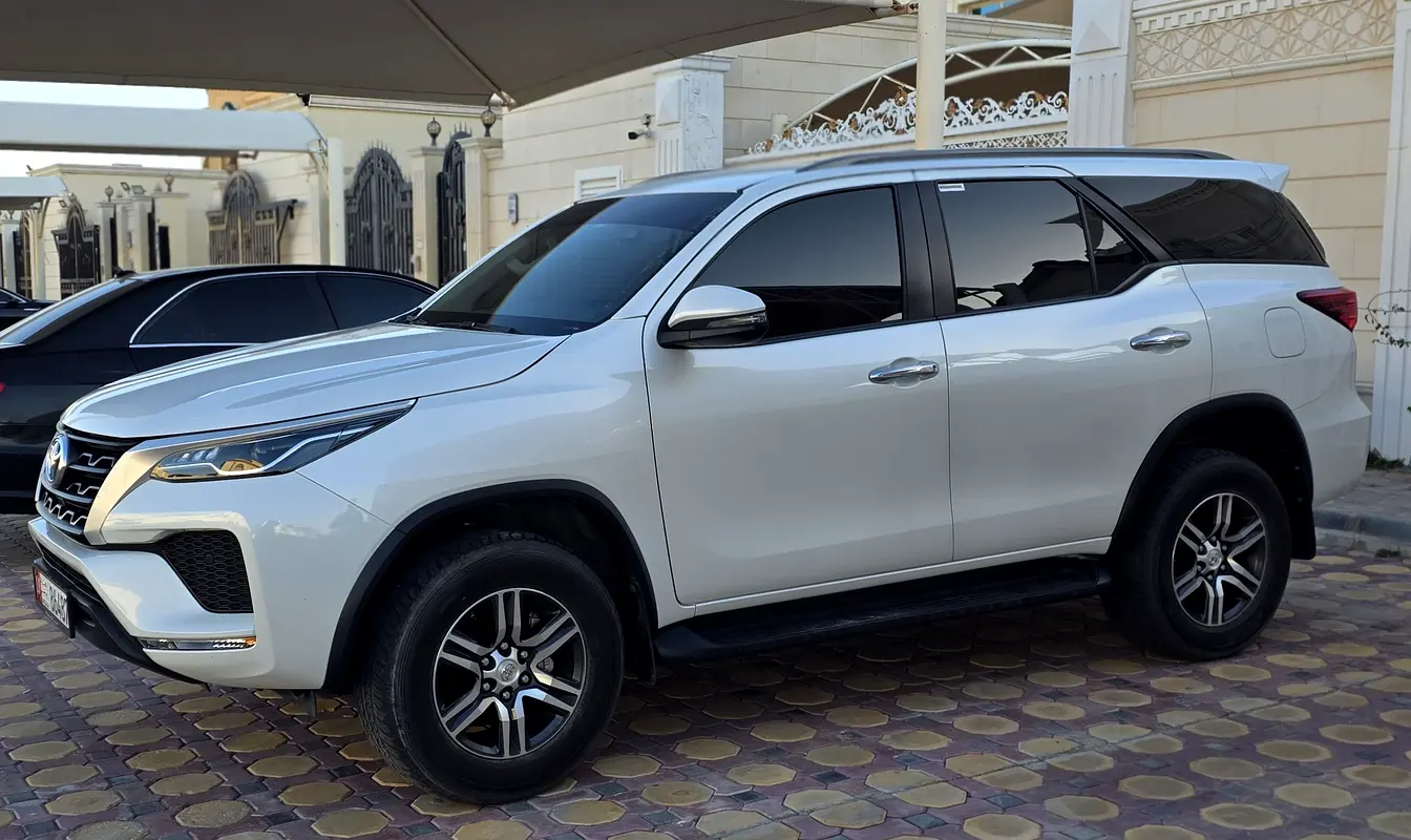 Toyota Fortuner 2023 — photo 1 of 12