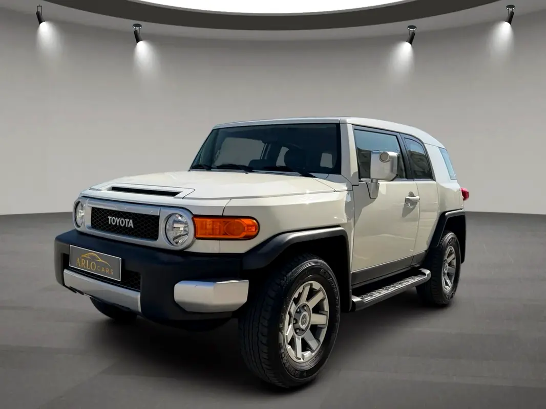 Toyota FJ Cruiser 2023 — photo 1 of 10