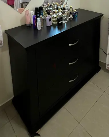Dark wood 3-drawer dresser / chest in good condition