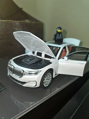 Super detailed 1:14 scale bmw i7 with gas tank opening and side mirrors opening and doors/hood/trunk