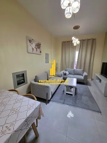 شقة غرفة و صالة مفروشة للإيجار الشهري في كورنيش عجمان - منطقة الرميلة ✔️ شامل الفواتير و الإنترنت ⚡📶 جاهزة للسكن فوراً !