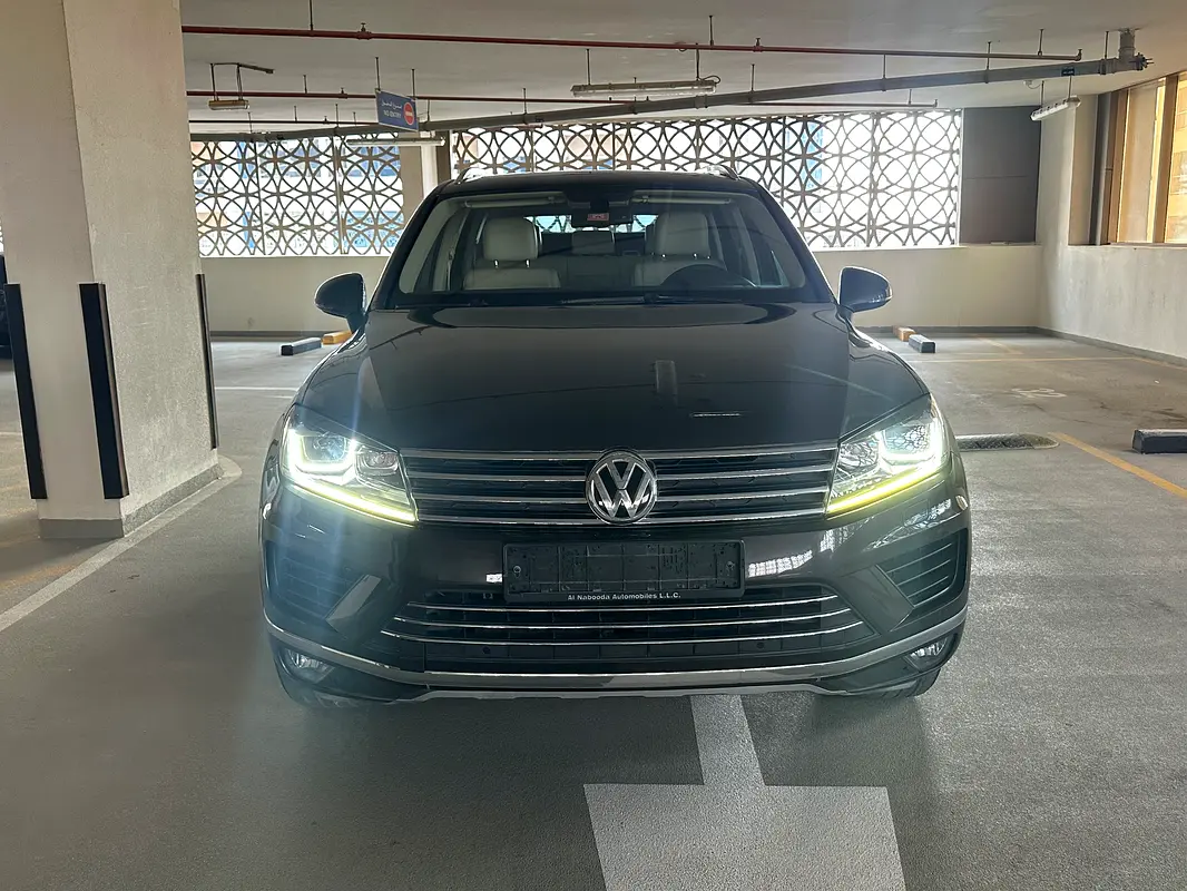 Volkswagen Touareg 2016 — photo 1 of 20