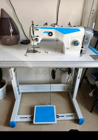 Industrial Jack f5 Straight-Stitch Sewing Machine with Table and Pedal