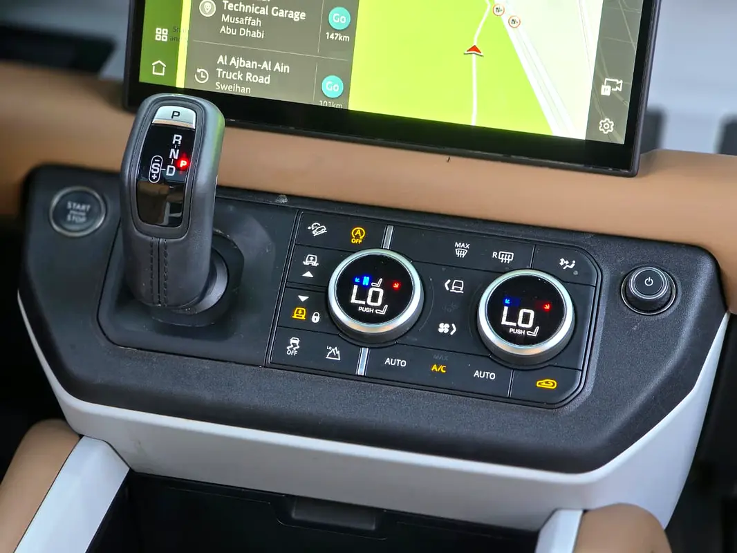 Land Rover Defender 2025