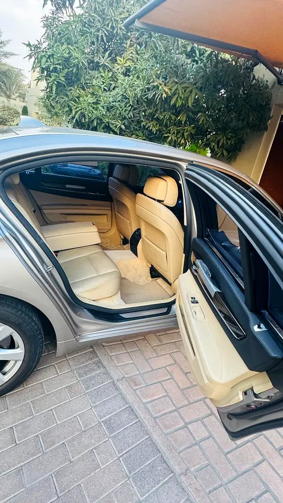 BMW 7-Series 2010 — photo 1 of 8